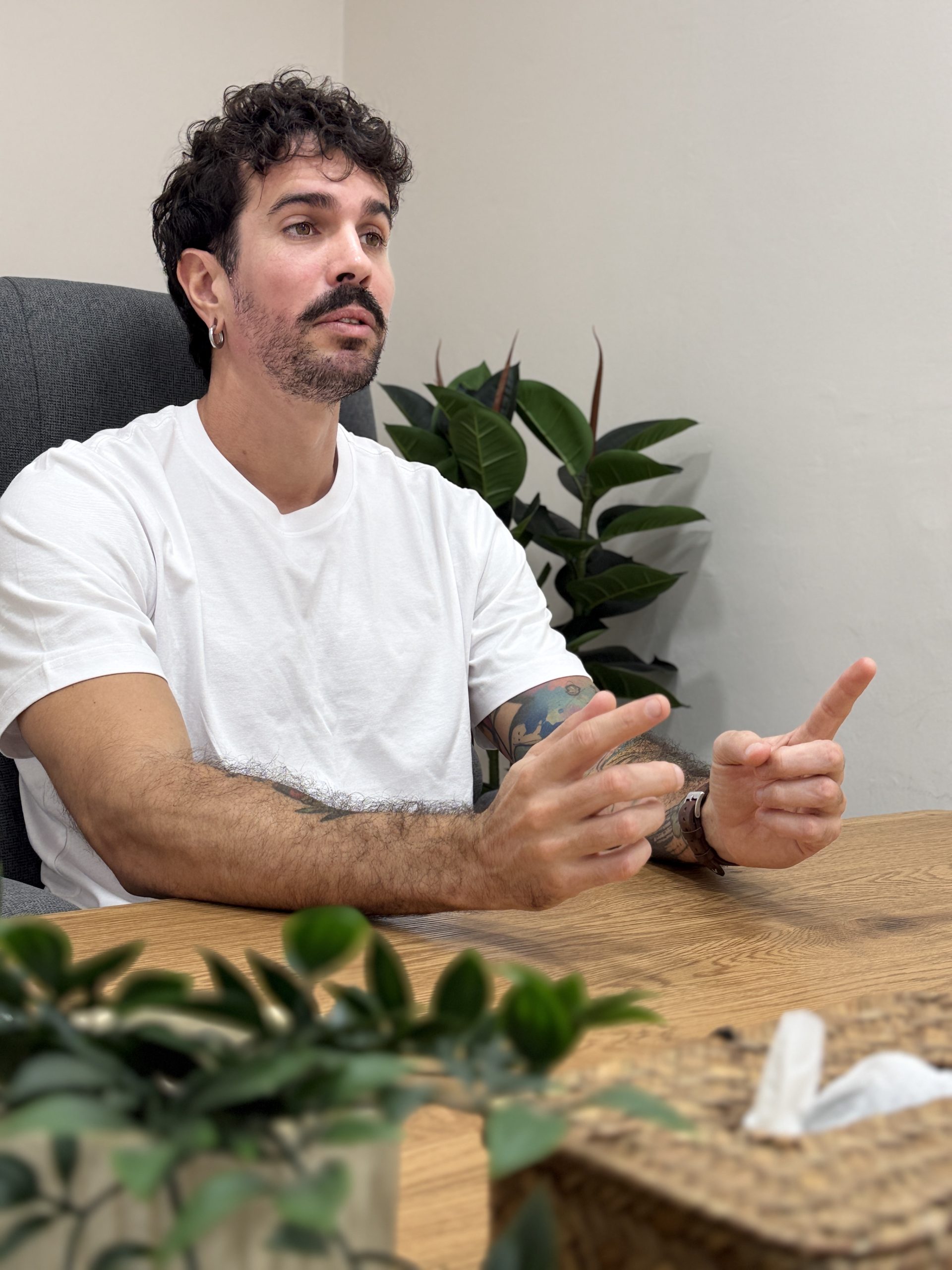 Moisés Díaz explicando en sesión - Sí Psicólogos